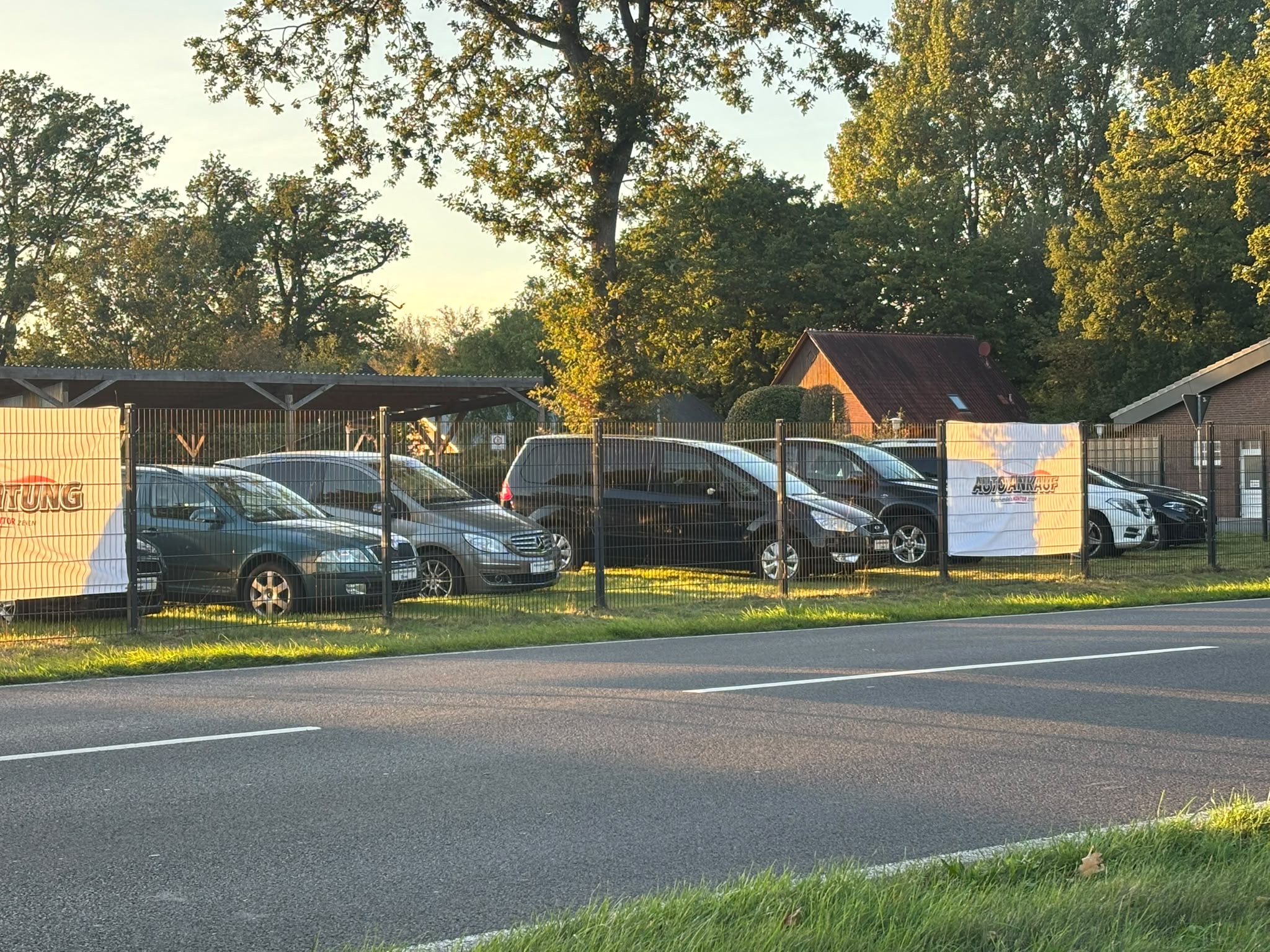 Autohandelskontor Zeven Hof mit Autos